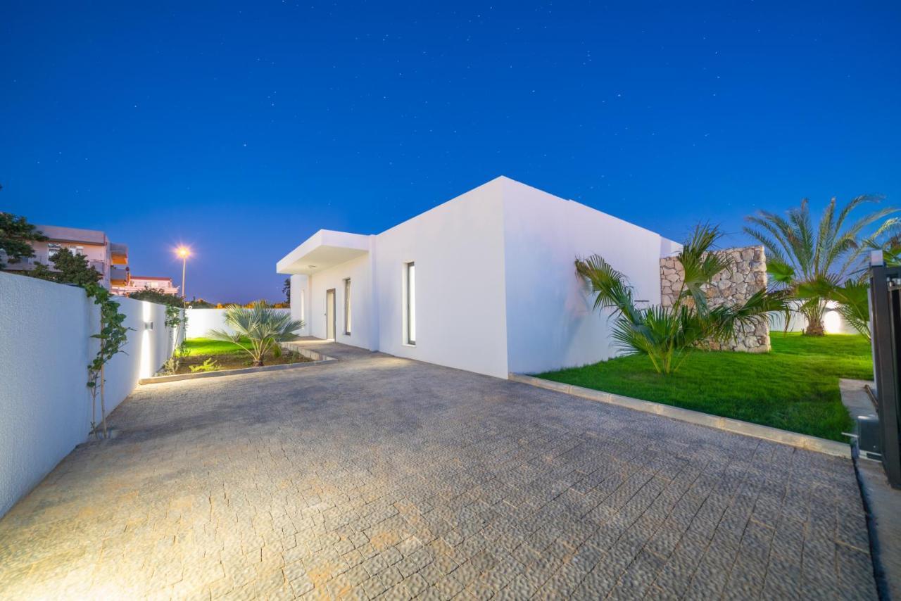 Villa Milo Side